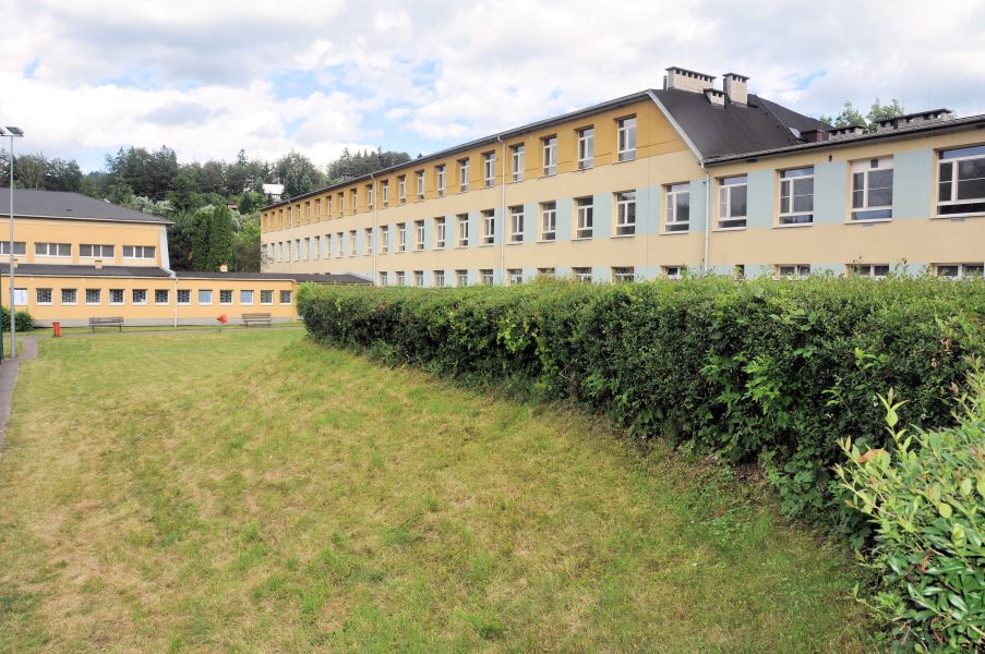 Baza Kolonijna PATELNIOK - budynek szkoły i sala gimnastyczna